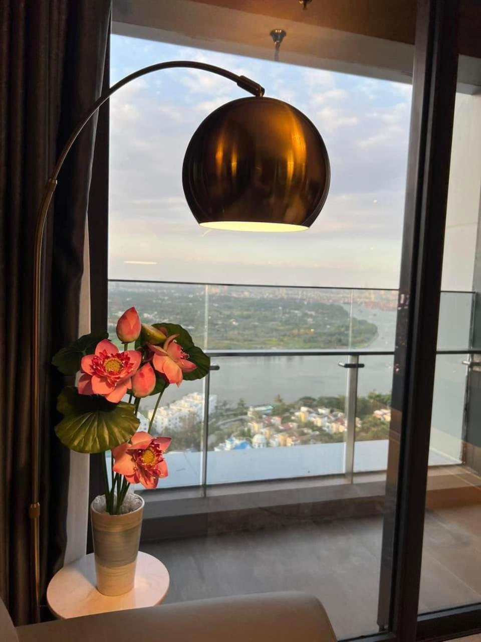 Nu In Lumiere Riverside - District 2