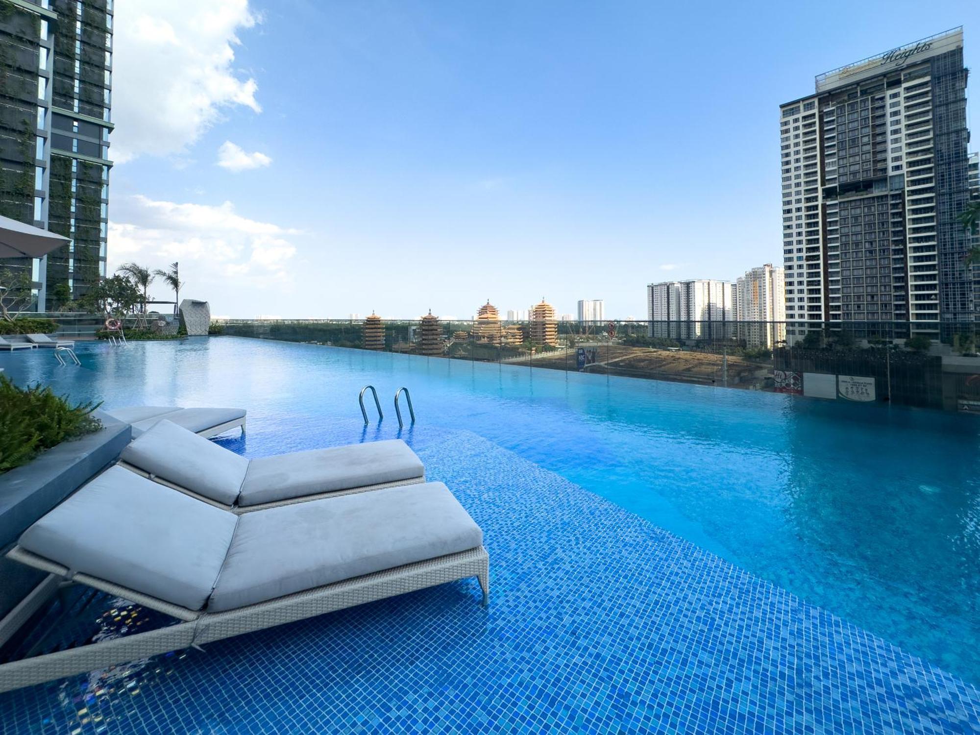 Nu In Lumiere Riverside - District 2 *