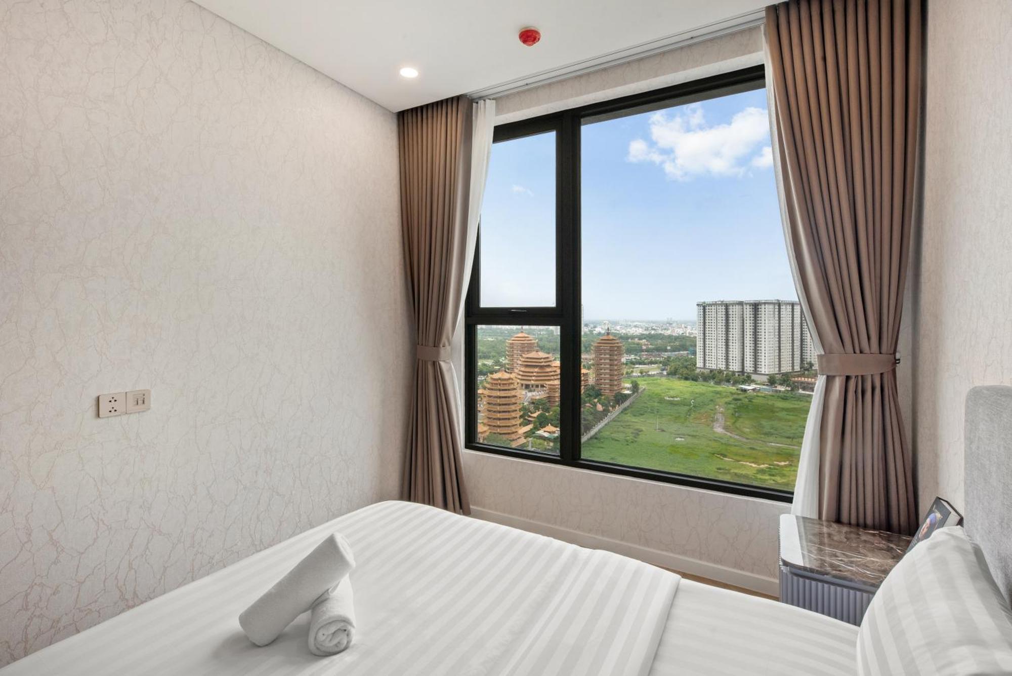Nu In Lumiere Riverside - District 2 *