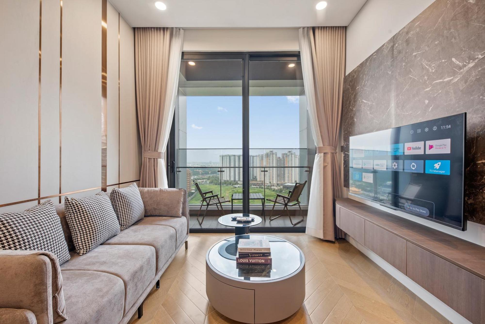 Nu In Lumiere Riverside - District 2